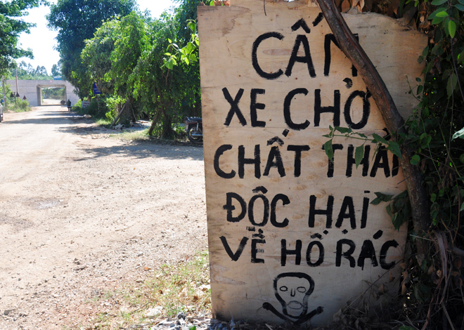 [-]Quảng[-]Ngãi:[-]Dân[-]chặn[-]xe[-]khiến[-]hàng[-]trăm[-]tấn[-]rác[-]độc[-]ngổn[-]ngang[-]Dung[-]Quất